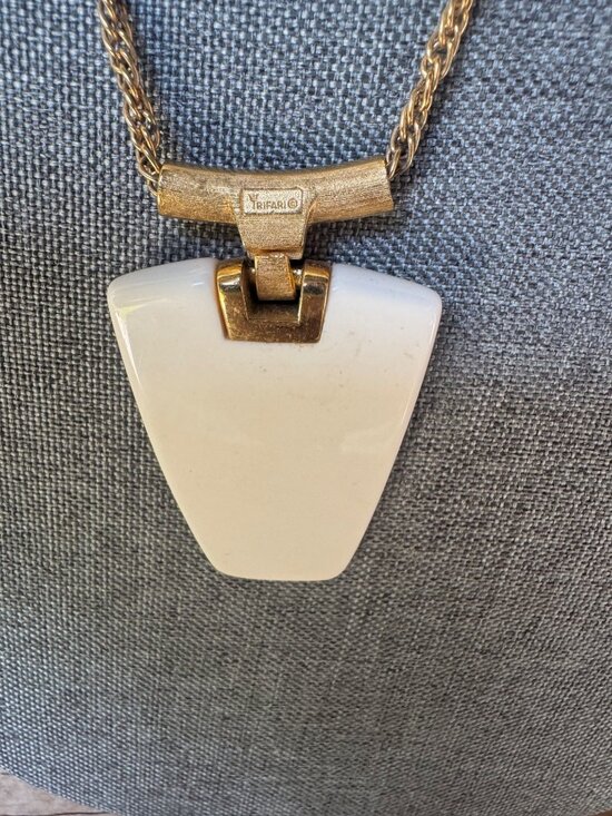 Crown Trifari Modernist White Lucite Pendant Necklace - Picture 5 of 7